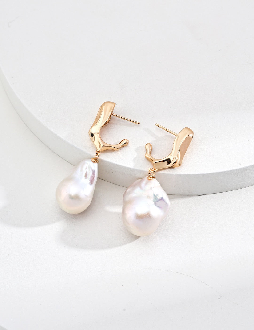 Baroque Pearl Drop Earrings in Gold | BARØ