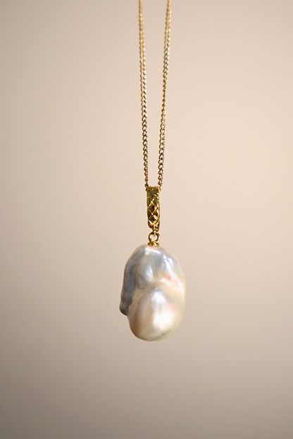 Golden Lattice – Large Baroque Pearl Necklace with Universal Clasp