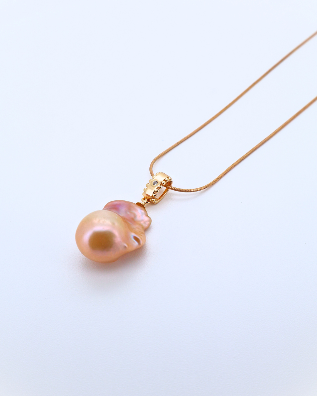 Iridescent Glow – Petite Baroque Pearl Pendant Necklace on Soft 18K Gold Chain