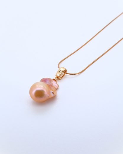 Iridescent Glow – Petite Baroque Pearl Pendant Necklace on Soft 18K Gold Chain