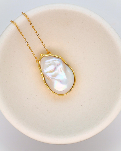 Golden Frame – Large Baroque Pearl Pendant Necklace with 18K Gold Setting