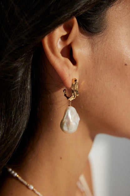 Baroque Pearl Drop Earrings in Gold | BARØ