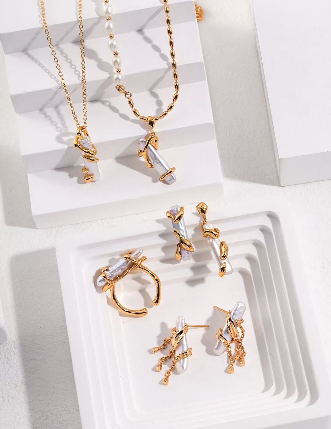 Fluid Baroque Pearl Pendant Necklace in Gold | BARØ