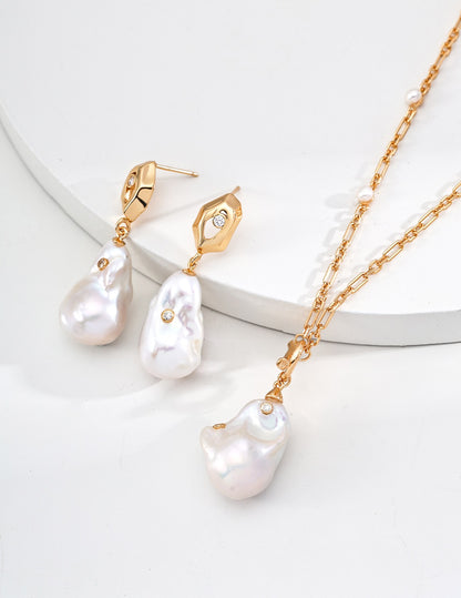 Faceted Baroque Pearl Drop Earrings in Gold | BARØ