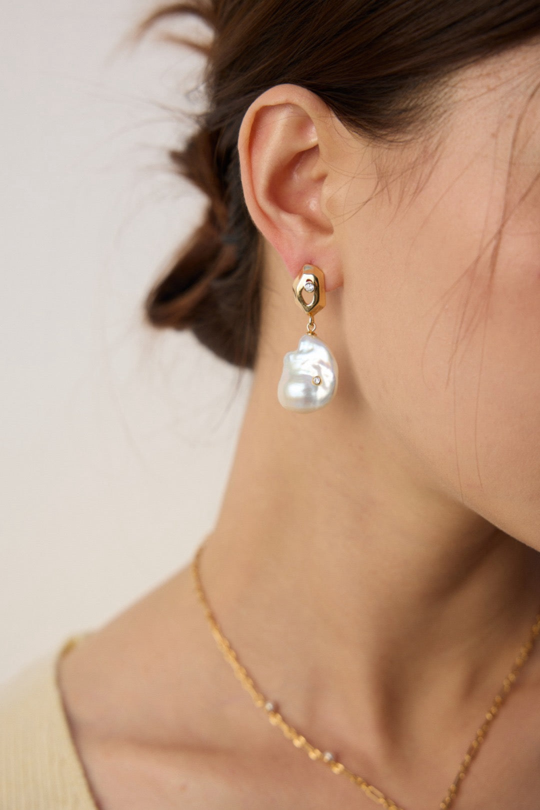 Faceted Baroque Pearl Drop Earrings in Gold | BARØ