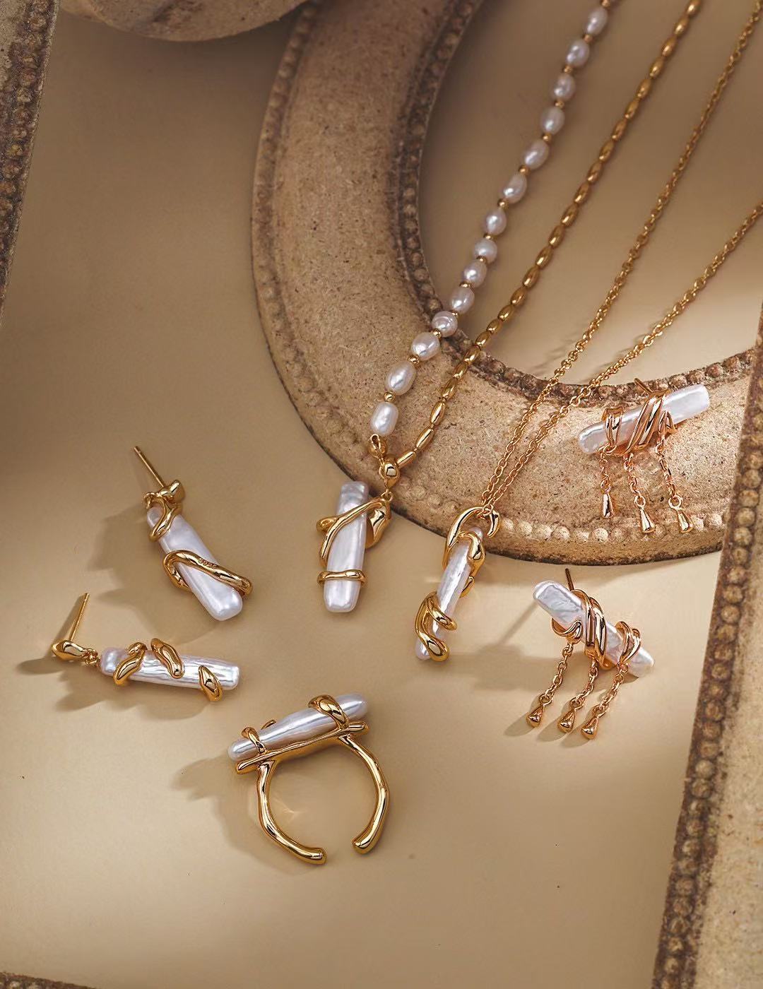 Fluid Baroque Pearl Pendant Necklace in Gold | BARØ