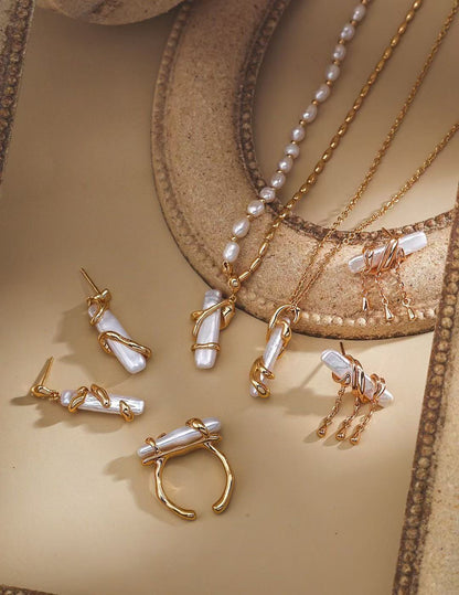 Fluid Baroque Pearl Pendant Necklace in Gold | BARØ