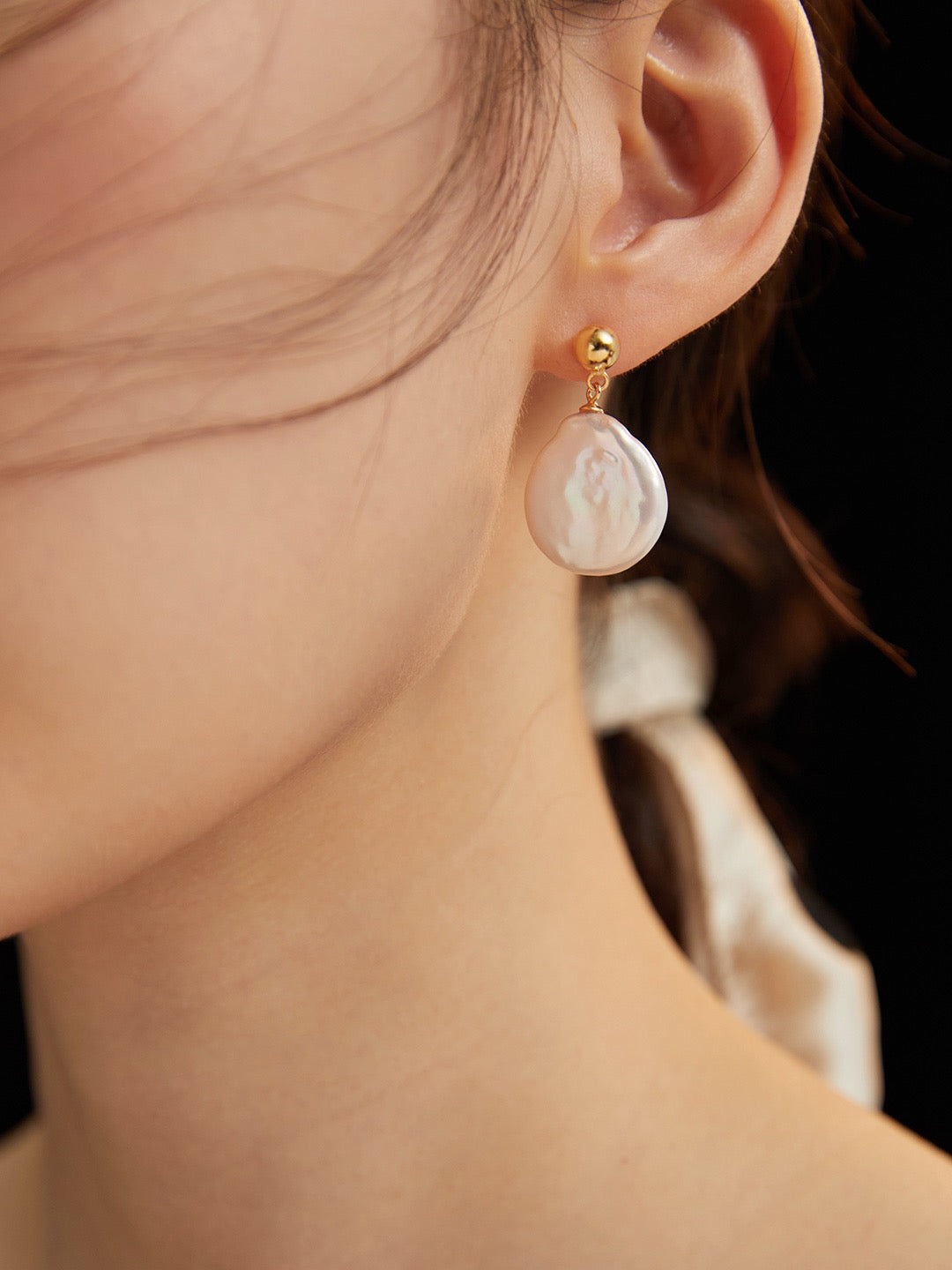 Coin-Shaped Baroque Pearl Drop Earrings in Gold | BARØ