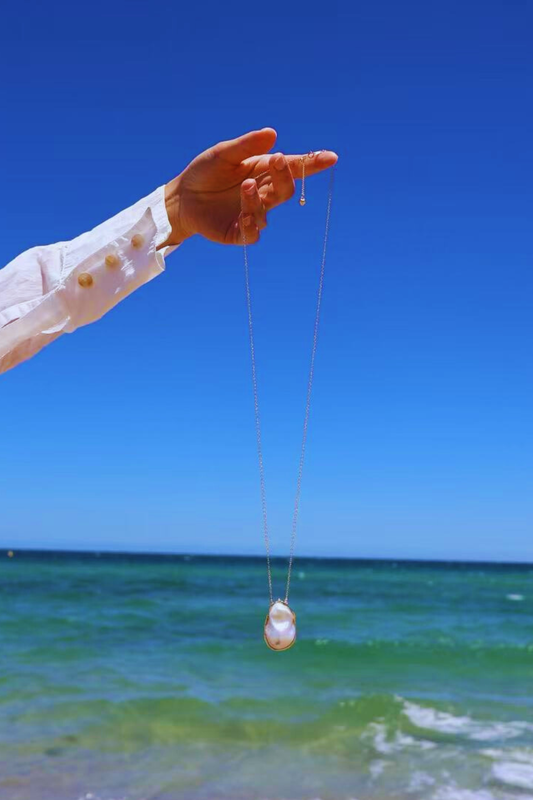 Golden Frame – Large Baroque Pearl Pendant with 18K Gold Setting