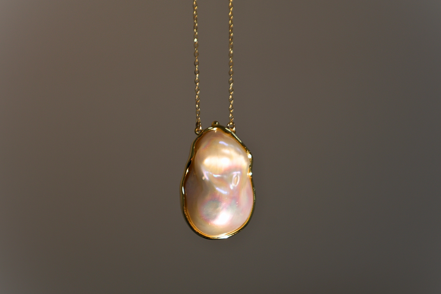 Golden Frame – Large Baroque Pearl Pendant with 18K Gold Setting