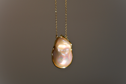 Golden Frame – Large Baroque Pearl Pendant with 18K Gold Setting