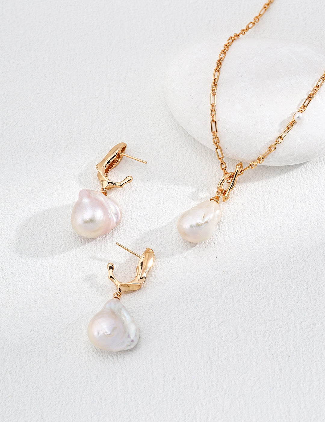 Baroque Pearl Drop Earrings in Gold | BARØ