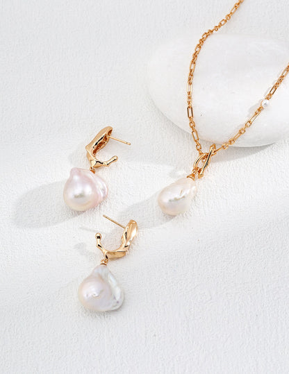 Baroque Pearl Drop Earrings in Gold | BARØ