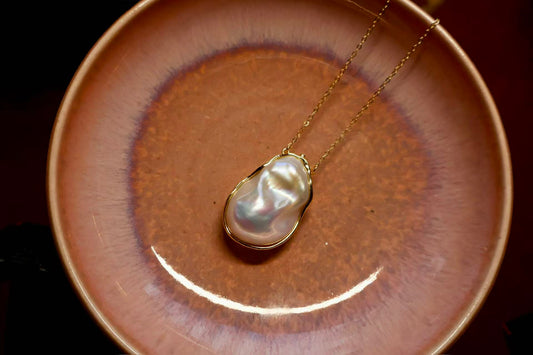 Golden Frame – Large Baroque Pearl Pendant with 18K Gold Setting